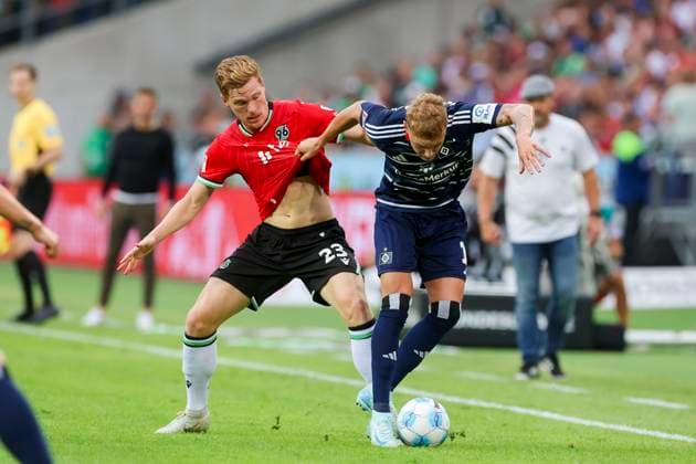 Marcel Halstenberg (Hannover 96) und Adam Karabec (Hamburger SV) kaempfen um den Ball, 2. Bundesliga, Hannover 96 vs Hamburger SV, Heinz von Heiden Arena am 23. August 2024 in Hannover, Deutschland. (Foto von Marco Steinbrenner DeFodi Images) Marcel Halstenberg (Hannover 96) und Adam Karabec (Hamburger SV) battle for the ball, 2. Bundesliga, Hannover 96 vs Hamburger SV, Heinz von Heiden Arena, August 23, 2024 in Hanover, Germany. (Photo by Marco Steinbrenner DeFodi Images) DFB DFL REGULATIONS PROHIBIT ANY USE OF PHOTOGRAPHS AS IMAGE SEQUENCES AND OR QUASI-VIDEO. Defodi-700_han_hsv_20240823_027