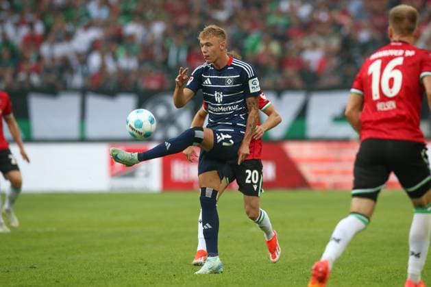 23.08.2024, xtgx, Fussball - 2.Bundesliga, Hannover 96 - Hamburger SV emspor, v.l. Adam Karabec (HSV, 17) am Ball, plays the ball (DFL DFB REGULATIONS PROHIBIT ANY USE OF PHOTOGRAPHS as IMAGE SEQUENCES and or QUASI-VIDEO) Hannover
