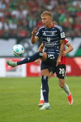 23.08.2024, xtgx, Fussball - 2.Bundesliga, Hannover 96 - Hamburger SV emspor, v.l. Adam Karabec (HSV, 17) am Ball, plays the ball (DFL DFB REGULATIONS PROHIBIT ANY USE OF PHOTOGRAPHS as IMAGE SEQUENCES and or QUASI-VIDEO) Hannover