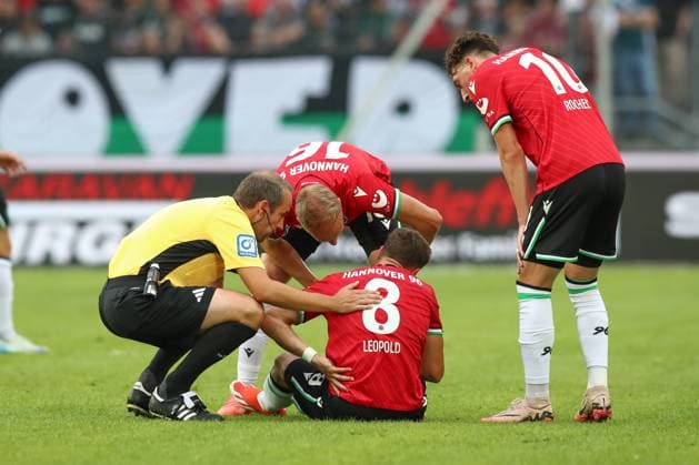 23.08.2024, xtgx, Fussball - 2.Bundesliga, Hannover 96 - Hamburger SV emspor, v.l. Enzo Leopold (Hannover, 8) verletzt, Verletzung (DFL DFB REGULATIONS PROHIBIT ANY USE OF PHOTOGRAPHS as IMAGE SEQUENCES and or QUASI-VIDEO) Hannover
