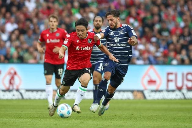 23.08.2024, xtgx, Fussball - 2.Bundesliga, Hannover 96 - Hamburger SV emspor, v.l. Louis Schaub (Hannover, 11), Ludovit Reis (HSV, 14) Zweikampf, Duell, Kampf, tackle (DFL DFB REGULATIONS PROHIBIT ANY USE OF PHOTOGRAPHS as IMAGE SEQUENCES and or QUASI-VIDEO) Hannover