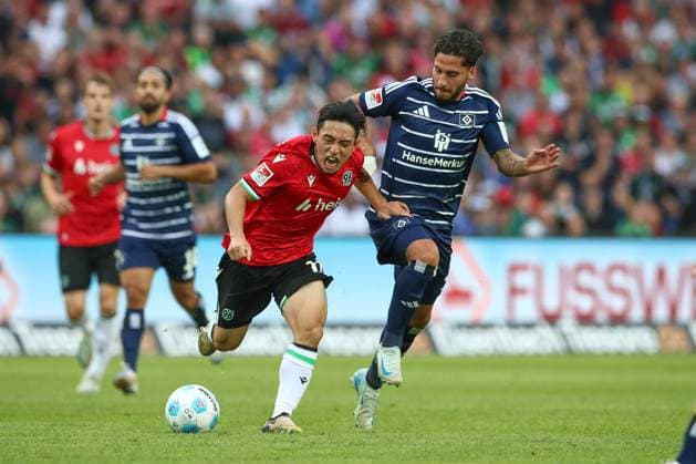23.08.2024, xtgx, Fussball - 2.Bundesliga, Hannover 96 - Hamburger SV emspor, v.l. Louis Schaub (Hannover, 11), Ludovit Reis (HSV, 14) Zweikampf, Duell, Kampf, tackle (DFL DFB REGULATIONS PROHIBIT ANY USE OF PHOTOGRAPHS as IMAGE SEQUENCES and or QUASI-VIDEO) Hannover