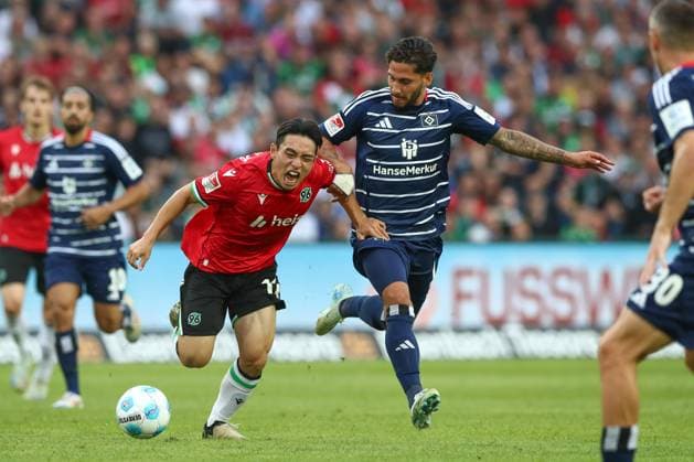 23.08.2024, xtgx, Fussball - 2.Bundesliga, Hannover 96 - Hamburger SV emspor, v.l. Louis Schaub (Hannover, 11), Ludovit Reis (HSV, 14) Zweikampf, Duell, Kampf, tackle (DFL DFB REGULATIONS PROHIBIT ANY USE OF PHOTOGRAPHS as IMAGE SEQUENCES and or QUASI-VIDEO) Hannover