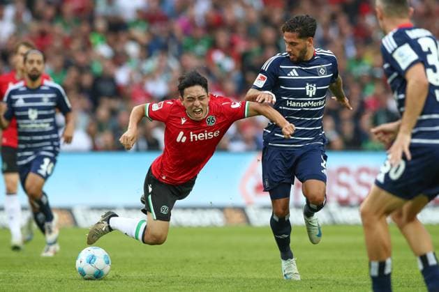 23.08.2024, xtgx, Fussball - 2.Bundesliga, Hannover 96 - Hamburger SV emspor, v.l. Louis Schaub (Hannover, 11), Ludovit Reis (HSV, 14) Zweikampf, Duell, Kampf, tackle (DFL DFB REGULATIONS PROHIBIT ANY USE OF PHOTOGRAPHS as IMAGE SEQUENCES and or QUASI-VIDEO) Hannover