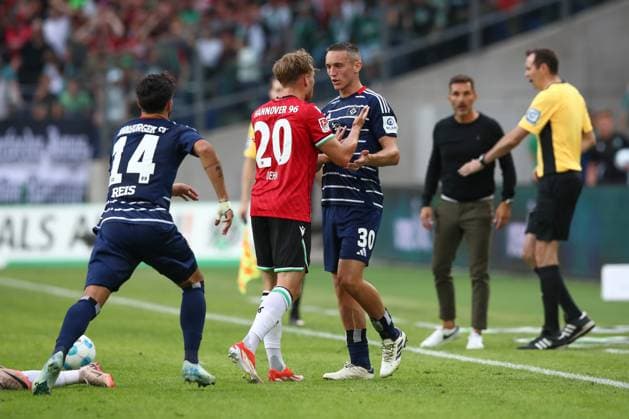 23.08.2024, xtgx, Fussball - 2.Bundesliga, Hannover 96 - Hamburger SV emspor, v.l. Jannik Dehm (Hannover, 20), Silvan Hefti (HSV, 30) auseinandersetzung, Zweikampf, Duell, Kampf, tackle (DFL DFB REGULATIONS PROHIBIT ANY USE OF PHOTOGRAPHS as IMAGE SEQUENCES and or QUASI-VIDEO) Hannover