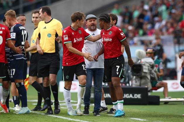 23.08.2024, xtgx, Fussball - 2.Bundesliga, Hannover 96 - Hamburger SV emspor, v.l. Max Christiansen (Hannover, 13), Steffen Baumgart (HSV, Trainer), Max Besuschkow (Hannover, 7) auseinandersetzung, diskusion (DFL DFB REGULATIONS PROHIBIT ANY USE OF PHOTOGRAPHS as IMAGE SEQUENCES and or QUASI-VIDEO) Hannover