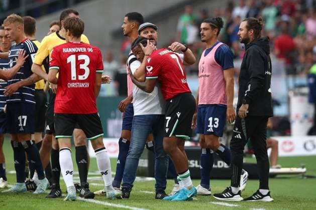23.08.2024, xtgx, Fussball - 2.Bundesliga, Hannover 96 - Hamburger SV emspor, v.l. Max Besuschkow (Hannover, 7), Steffen Baumgart (HSV, Trainer) umarmung (DFL DFB REGULATIONS PROHIBIT ANY USE OF PHOTOGRAPHS as IMAGE SEQUENCES and or QUASI-VIDEO) Hannover