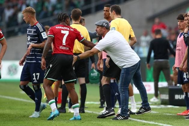 23.08.2024, xtgx, Fussball - 2.Bundesliga, Hannover 96 - Hamburger SV emspor, v.l. Max Besuschkow (Hannover, 7), Steffen Baumgart (HSV, Trainer) umarmung (DFL DFB REGULATIONS PROHIBIT ANY USE OF PHOTOGRAPHS as IMAGE SEQUENCES and or QUASI-VIDEO) Hannover