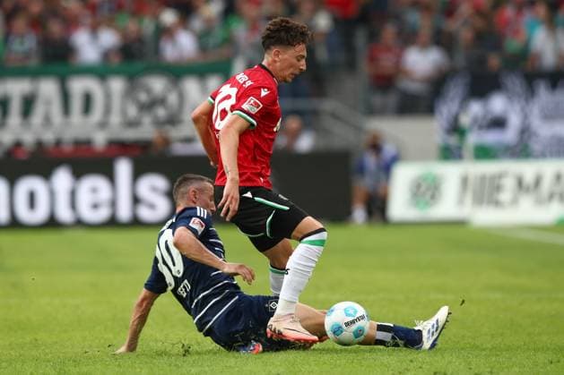 23.08.2024, xtgx, Fussball - 2.Bundesliga, Hannover 96 - Hamburger SV emspor, v.l. Silvan Hefti (HSV, 30), Jannik Rochelt (Hannover, 10) Zweikampf, Duell, Kampf, tackle (DFL DFB REGULATIONS PROHIBIT ANY USE OF PHOTOGRAPHS as IMAGE SEQUENCES and or QUASI-VIDEO) Hannover