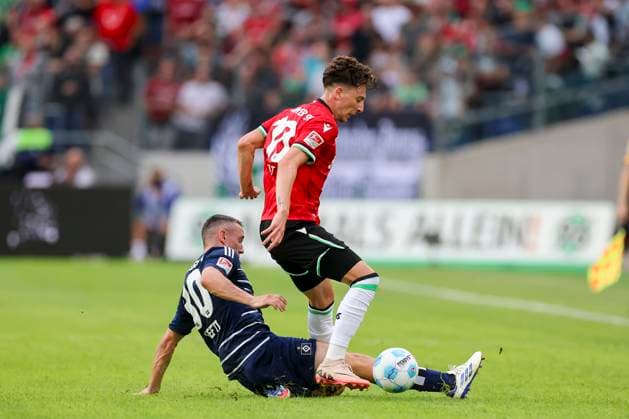 Silvan Hefti (Hamburger SV) und Jannik Rochelt (Hannover 96) kaempfen um den Ball, 2. Bundesliga, Hannover 96 vs Hamburger SV, Heinz von Heiden Arena am 23. August 2024 in Hannover, Deutschland. (Foto von Marco Steinbrenner DeFodi Images) Silvan Hefti (Hamburger SV) und Jannik Rochelt (Hannover 96) battle for the ball, 2. Bundesliga, Hannover 96 vs Hamburger SV, Heinz von Heiden Arena, August 23, 2024 in Hanover, Germany. (Photo by Marco Steinbrenner DeFodi Images) DFB DFL REGULATIONS PROHIBIT ANY USE OF PHOTOGRAPHS AS IMAGE SEQUENCES AND OR QUASI-VIDEO. Defodi-700_han_hsv_20240823_032