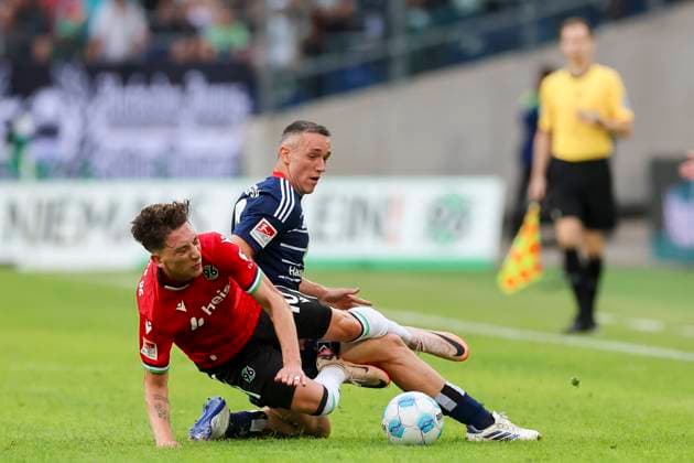 Silvan Hefti (Hamburger SV) und Jannik Rochelt (Hannover 96) kaempfen um den Ball, 2. Bundesliga, Hannover 96 vs Hamburger SV, Heinz von Heiden Arena am 23. August 2024 in Hannover, Deutschland. (Foto von Marco Steinbrenner DeFodi Images) Silvan Hefti (Hamburger SV) und Jannik Rochelt (Hannover 96) battle for the ball, 2. Bundesliga, Hannover 96 vs Hamburger SV, Heinz von Heiden Arena, August 23, 2024 in Hanover, Germany. (Photo by Marco Steinbrenner DeFodi Images) DFB DFL REGULATIONS PROHIBIT ANY USE OF PHOTOGRAPHS AS IMAGE SEQUENCES AND OR QUASI-VIDEO. Defodi-700_han_hsv_20240823_035