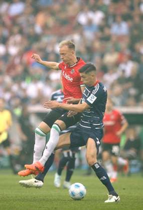 Foto : Dennis Hadzikadunic gegen Havard Nielsen H 96 Fussball 2. Bundesliga am Fr. 23.08.2024 Hannover 96 - Hamburger SV