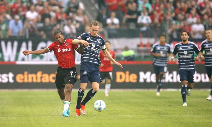 Foto : Jessic NGANKAM H 96 gegen Sebastian Schonlau Fussball 2. Bundesliga am Fr. 23.08.2024 Hannover 96 - Hamburger SV