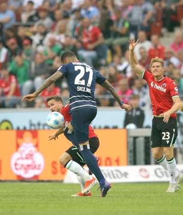 Foto : Davie SELKE gegeh Enzo Leopold H 96 Fussball 2. Bundesliga am Fr. 23.08.2024 Hannover 96 - Hamburger SV
