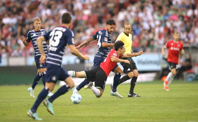 Foto : Hyun-Ju LEE H 96 komt zu Fall gegen Ludovit REIS Fussball 2. Bundesliga am Fr. 23.08.2024 Hannover 96 - Hamburger SV