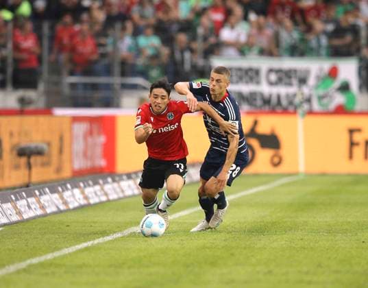 Foto : Hyun-Ju LEE H 96 im Laufduell mit Miro Muheim Fussball 2. Bundesliga am Fr. 23.08.2024 Hannover 96 - Hamburger SV