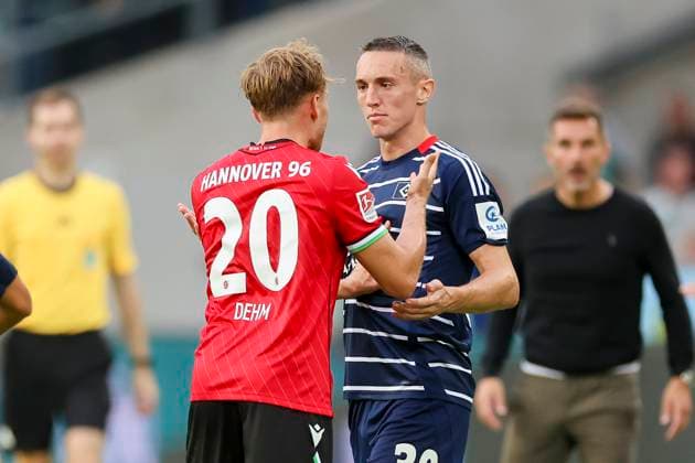 Jannik Dehm (Hannover 96) und Silvan Hefti (Hamburger SV) unterhalten sich, 2. Bundesliga, Hannover 96 vs Hamburger SV, Heinz von Heiden Arena am 23. August 2024 in Hannover, Deutschland. (Foto von Marco Steinbrenner DeFodi Images) Jannik Dehm (Hannover 96) und Silvan Hefti (Hamburger SV) talk together, 2. Bundesliga, Hannover 96 vs Hamburger SV, Heinz von Heiden Arena, August 23, 2024 in Hanover, Germany. (Photo by Marco Steinbrenner DeFodi Images) DFB DFL REGULATIONS PROHIBIT ANY USE OF PHOTOGRAPHS AS IMAGE SEQUENCES AND OR QUASI-VIDEO. Defodi-700_han_hsv_20240823_039