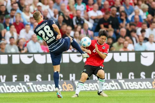 Miro Muheim (Hamburger SV) und Hyunju Lee (Hannover 96) kaempfen um den Ball, 2. Bundesliga, Hannover 96 vs Hamburger SV, Heinz von Heiden Arena am 23. August 2024 in Hannover, Deutschland. (Foto von Marco Steinbrenner DeFodi Images) Miro Muheim (Hamburger SV) und Hyunju Lee (Hannover 96) battle for the ball, 2. Bundesliga, Hannover 96 vs Hamburger SV, Heinz von Heiden Arena, August 23, 2024 in Hanover, Germany. (Photo by Marco Steinbrenner DeFodi Images) DFB DFL REGULATIONS PROHIBIT ANY USE OF PHOTOGRAPHS AS IMAGE SEQUENCES AND OR QUASI-VIDEO. Defodi-700_han_hsv_20240823_045
