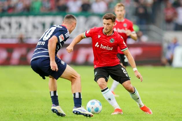 Silvan Hefti (Hamburger SV) und Enzo Leopold (Hannover 96) kaempfen um den Ball, 2. Bundesliga, Hannover 96 vs Hamburger SV, Heinz von Heiden Arena am 23. August 2024 in Hannover, Deutschland. (Foto von Marco Steinbrenner DeFodi Images) Silvan Hefti (Hamburger SV) und Enzo Leopold (Hannover 96) battle for the ball, 2. Bundesliga, Hannover 96 vs Hamburger SV, Heinz von Heiden Arena, August 23, 2024 in Hanover, Germany. (Photo by Marco Steinbrenner DeFodi Images) DFB DFL REGULATIONS PROHIBIT ANY USE OF PHOTOGRAPHS AS IMAGE SEQUENCES AND OR QUASI-VIDEO. Defodi-700_han_hsv_20240823_046