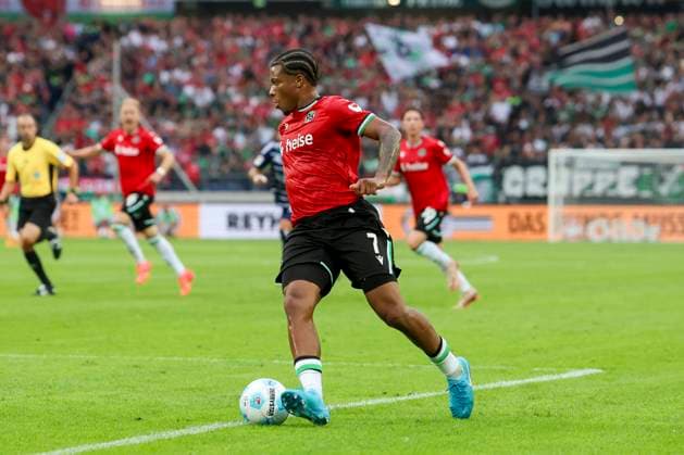 Jessic Ngankam (Hannover 96) kontrolliert den Ball, 2. Bundesliga, Hannover 96 vs Hamburger SV, Heinz von Heiden Arena am 23. August 2024 in Hannover, Deutschland. (Foto von Marco Steinbrenner DeFodi Images) Jessic Ngankam (Hannover 96) controls the ball, 2. Bundesliga, Hannover 96 vs Hamburger SV, Heinz von Heiden Arena, August 23, 2024 in Hanover, Germany. (Photo by Marco Steinbrenner DeFodi Images) DFB DFL REGULATIONS PROHIBIT ANY USE OF PHOTOGRAPHS AS IMAGE SEQUENCES AND OR QUASI-VIDEO. Defodi-700_han_hsv_20240823_056