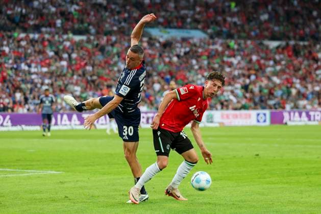 Silvan Hefti (Hamburger SV) und Jannik Rochelt (Hannover 96) kaempfen um den Ball, 2. Bundesliga, Hannover 96 vs Hamburger SV, Heinz von Heiden Arena am 23. August 2024 in Hannover, Deutschland. (Foto von Marco Steinbrenner DeFodi Images) Silvan Hefti (Hamburger SV) und Jannik Rochelt (Hannover 96) battle for the ball, 2. Bundesliga, Hannover 96 vs Hamburger SV, Heinz von Heiden Arena, August 23, 2024 in Hanover, Germany. (Photo by Marco Steinbrenner DeFodi Images) DFB DFL REGULATIONS PROHIBIT ANY USE OF PHOTOGRAPHS AS IMAGE SEQUENCES AND OR QUASI-VIDEO. Defodi-700_han_hsv_20240823_060
