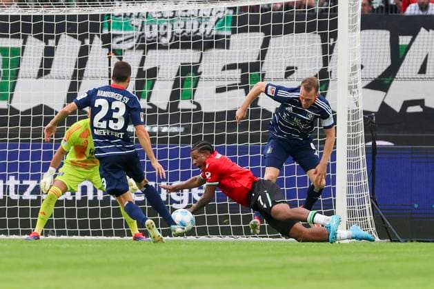 Jessic Ngankam (Hannover 96) wird von Sebastian Schonlau (Hamburger SV) gefoult und erhaelt einen Elfmeter, 2. Bundesliga, Hannover 96 vs Hamburger SV, Heinz von Heiden Arena am 23. August 2024 in Hannover, Deutschland. (Foto von Marco Steinbrenner DeFodi Images) Jessic Ngankam (Hannover 96) is fouled by Sebastian Schonlau (Hamburger SV) and is awarded a penalty, 2. Bundesliga, Hannover 96 vs Hamburger SV, Heinz von Heiden Arena, August 23, 2024 in Hanover, Germany. (Photo by Marco Steinbrenner DeFodi Images) DFB DFL REGULATIONS PROHIBIT ANY USE OF PHOTOGRAPHS AS IMAGE SEQUENCES AND OR QUASI-VIDEO. Defodi-700_han_hsv_20240823_062