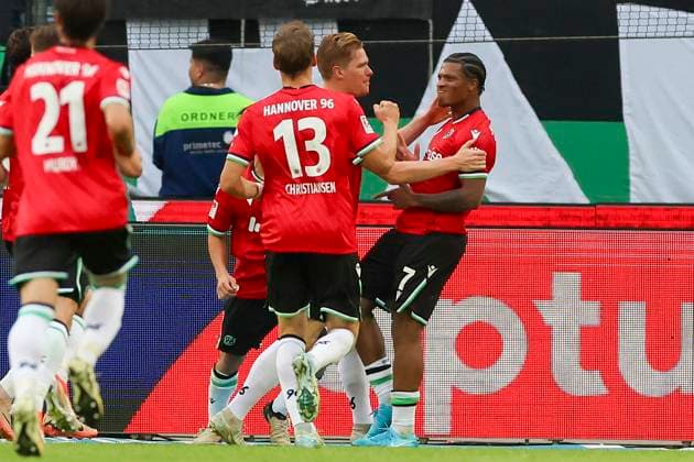 Jessic Ngankam (Hannover 96) bejubelt seinen Treffer mit den Teamkollegen, 2. Bundesliga, Hannover 96 vs Hamburger SV, Heinz von Heiden Arena am 23. August 2024 in Hannover, Deutschland. (Foto von Marco Steinbrenner DeFodi Images) Jessic Ngankam (Hannover 96) celebrates his goal with teammates, 2. Bundesliga, Hannover 96 vs Hamburger SV, Heinz von Heiden Arena, August 23, 2024 in Hanover, Germany. (Photo by Marco Steinbrenner DeFodi Images) DFB DFL REGULATIONS PROHIBIT ANY USE OF PHOTOGRAPHS AS IMAGE SEQUENCES AND OR QUASI-VIDEO. Defodi-700_han_hsv_20240823_063