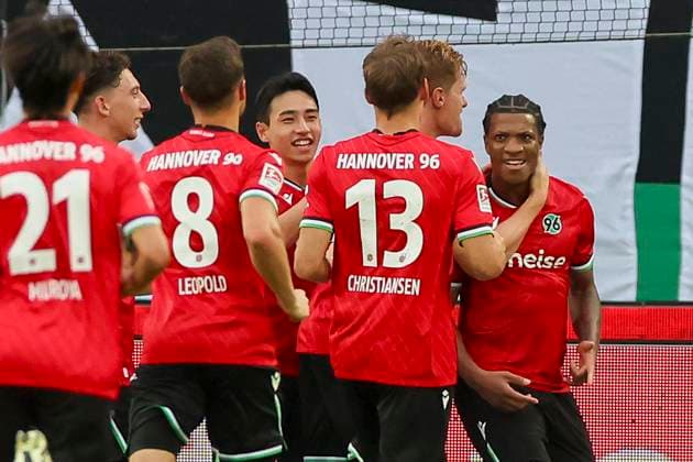 Jessic Ngankam (Hannover 96) bejubelt seinen Treffer mit den Teamkollegen, 2. Bundesliga, Hannover 96 vs Hamburger SV, Heinz von Heiden Arena am 23. August 2024 in Hannover, Deutschland. (Foto von Marco Steinbrenner DeFodi Images) Jessic Ngankam (Hannover 96) celebrates his goal with teammates, 2. Bundesliga, Hannover 96 vs Hamburger SV, Heinz von Heiden Arena, August 23, 2024 in Hanover, Germany. (Photo by Marco Steinbrenner DeFodi Images) DFB DFL REGULATIONS PROHIBIT ANY USE OF PHOTOGRAPHS AS IMAGE SEQUENCES AND OR QUASI-VIDEO. Defodi-700_han_hsv_20240823_064