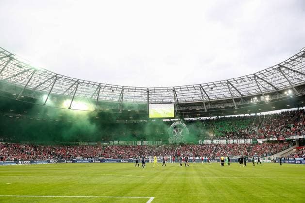 23.08.2024, xtgx, Fussball - 2.Bundesliga, Hannover 96 - Hamburger SV emspor, v.l. Symbolfoto, Symbolbild, Fans, Zuschauer, Publikum, Pyro, Rauch, Nebel, Pyrotechnik (DFL DFB REGULATIONS PROHIBIT ANY USE OF PHOTOGRAPHS as IMAGE SEQUENCES and or QUASI-VIDEO) Hannover