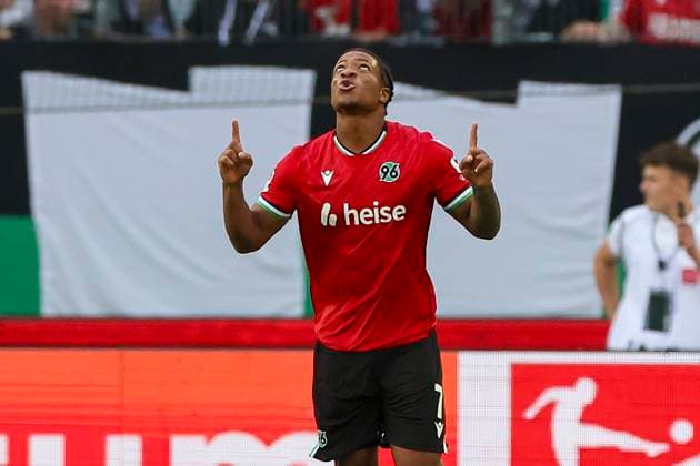 Jessic Ngankam (Hannover 96) bejubelt seinen Treffer zum 1:0, 2. Bundesliga, Hannover 96 vs Hamburger SV, Heinz von Heiden Arena am 23. August 2024 in Hannover, Deutschland. (Foto von Marco Steinbrenner DeFodi Images) Jessic Ngankam (Hannover 96) celebrates after scoring his teams first goal, 2. Bundesliga, Hannover 96 vs Hamburger SV, Heinz von Heiden Arena, August 23, 2024 in Hanover, Germany. (Photo by Marco Steinbrenner DeFodi Images) DFB DFL REGULATIONS PROHIBIT ANY USE OF PHOTOGRAPHS AS IMAGE SEQUENCES AND OR QUASI-VIDEO. Defodi-700_han_hsv_20240823_067