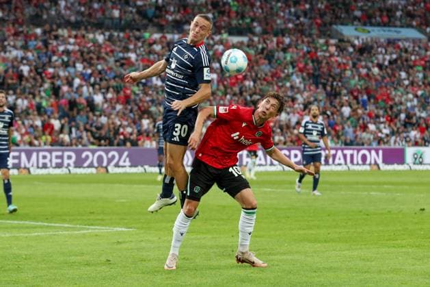 23.08.2024, xtgx, Fussball - 2.Bundesliga, Hannover 96 - Hamburger SV emspor, v.l. Silvan Hefti (HSV, 30), Jannik Rochelt (Hannover, 10) Zweikampf, Duell, Kampf, tackle (DFL DFB REGULATIONS PROHIBIT ANY USE OF PHOTOGRAPHS as IMAGE SEQUENCES and or QUASI-VIDEO) Hannover