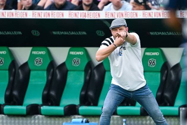 2. Bundesliga - Hannover 06 - Hamburger SV am 23.08.2024 in der HDI Arena in Hannover Trainer Steffen Baumgart (Hamburg) gibt lautstark Anweisungen