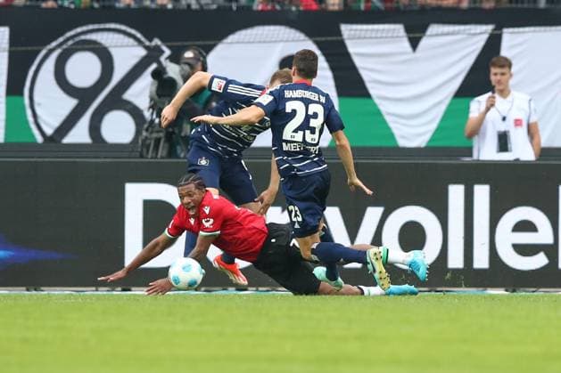 23.08.2024, xtgx, Fussball - 2.Bundesliga, Hannover 96 - Hamburger SV emspor, v.l. Jessic Ngankam (Hannover, 7) wird gefoult von Jonas Meffert (HSV, 23) (DFL DFB REGULATIONS PROHIBIT ANY USE OF PHOTOGRAPHS as IMAGE SEQUENCES and or QUASI-VIDEO) Hannover