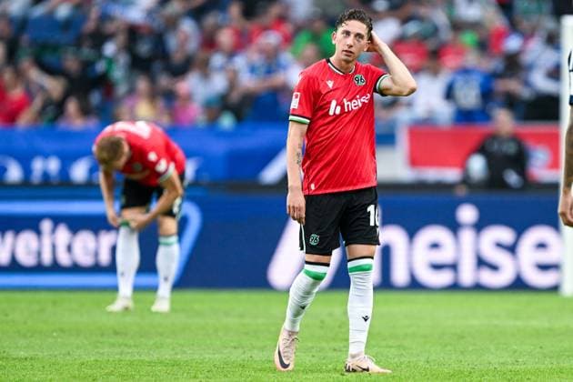 2. Bundesliga - Hannover 06 - Hamburger SV am 23.08.2024 in der HDI Arena in Hannover Jannik Rochelt (Hannover 96) unzufrieden, enttäuscht, enttaeuscht, niedergeschlagen.