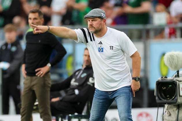Trainer Steffen Baumgart (Hamburger SV) gestikuliert, 2. Bundesliga, Hannover 96 vs Hamburger SV, Heinz von Heiden Arena am 23. August 2024 in Hannover, Deutschland. (Foto von Marco Steinbrenner DeFodi Images) Trainer Steffen Baumgart (Hamburger SV) gestures, 2. Bundesliga, Hannover 96 vs Hamburger SV, Heinz von Heiden Arena, August 23, 2024 in Hanover, Germany. (Photo by Marco Steinbrenner DeFodi Images) DFB DFL REGULATIONS PROHIBIT ANY USE OF PHOTOGRAPHS AS IMAGE SEQUENCES AND OR QUASI-VIDEO. Defodi-700_han_hsv_20240823_071