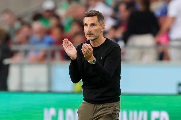 Trainer Stefan Leitl (Hannover 96) jubelt, 2. Bundesliga, Hannover 96 vs Hamburger SV, Heinz von Heiden Arena am 23. August 2024 in Hannover, Deutschland. (Foto von Marco Steinbrenner DeFodi Images) Trainer Stefan Leitl (Hannover 96) cheers, 2. Bundesliga, Hannover 96 vs Hamburger SV, Heinz von Heiden Arena, August 23, 2024 in Hanover, Germany. (Photo by Marco Steinbrenner DeFodi Images) DFB DFL REGULATIONS PROHIBIT ANY USE OF PHOTOGRAPHS AS IMAGE SEQUENCES AND OR QUASI-VIDEO. Defodi-700_han_hsv_20240823_074