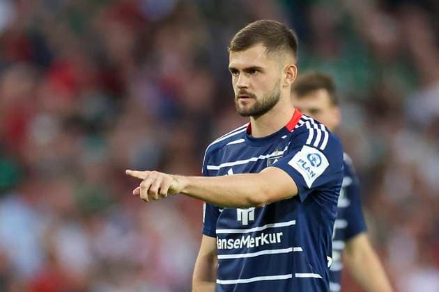 Lukasz Poreba (Hamburger SV) gestikuliert, 2. Bundesliga, Hannover 96 vs Hamburger SV, Heinz von Heiden Arena am 23. August 2024 in Hannover, Deutschland. (Foto von Marco Steinbrenner DeFodi Images) Lukasz Poreba (Hamburger SV) gestures, 2. Bundesliga, Hannover 96 vs Hamburger SV, Heinz von Heiden Arena, August 23, 2024 in Hanover, Germany. (Photo by Marco Steinbrenner DeFodi Images) DFB DFL REGULATIONS PROHIBIT ANY USE OF PHOTOGRAPHS AS IMAGE SEQUENCES AND OR QUASI-VIDEO. Defodi-700_han_hsv_20240823_075