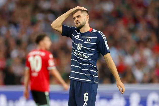 Lukasz Poreba (Hamburger SV) schaut enttaeuscht, 2. Bundesliga, Hannover 96 vs Hamburger SV, Heinz von Heiden Arena am 23. August 2024 in Hannover, Deutschland. (Foto von Marco Steinbrenner DeFodi Images) Lukasz Poreba (Hamburger SV) looks dejected, 2. Bundesliga, Hannover 96 vs Hamburger SV, Heinz von Heiden Arena, August 23, 2024 in Hanover, Germany. (Photo by Marco Steinbrenner DeFodi Images) DFB DFL REGULATIONS PROHIBIT ANY USE OF PHOTOGRAPHS AS IMAGE SEQUENCES AND OR QUASI-VIDEO. Defodi-700_han_hsv_20240823_081
