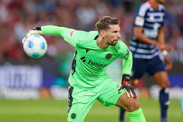Torhueter Ron-Robert Zieler (Hannover 96) kontrolliert den Ball, 2. Bundesliga, Hannover 96 vs Hamburger SV, Heinz von Heiden Arena am 23. August 2024 in Hannover, Deutschland. (Foto von Marco Steinbrenner DeFodi Images) Torhueter Ron-Robert Zieler (Hannover 96) controls the ball, 2. Bundesliga, Hannover 96 vs Hamburger SV, Heinz von Heiden Arena, August 23, 2024 in Hanover, Germany. (Photo by Marco Steinbrenner DeFodi Images) DFB DFL REGULATIONS PROHIBIT ANY USE OF PHOTOGRAPHS AS IMAGE SEQUENCES AND OR QUASI-VIDEO. Defodi-700_han_hsv_20240823_082