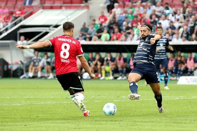23.08.2024, xtgx, Fussball - 2.Bundesliga, Hannover 96 - Hamburger SV emspor, v.l. Enzo Leopold (Hannover, 8), Immanuel Pherai (HSV, 10) Zweikampf, Duell, Kampf, tackle (DFL DFB REGULATIONS PROHIBIT ANY USE OF PHOTOGRAPHS as IMAGE SEQUENCES and or QUASI-VIDEO) Hannover