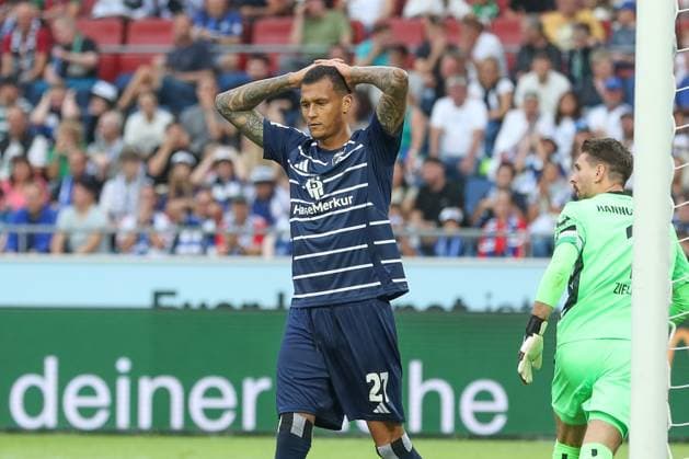 23.08.2024, xtgx, Fussball - 2.Bundesliga, Hannover 96 - Hamburger SV emspor, v.l. Davie Selke (HSV, 27) enttaeuscht, schaut enttaeuscht, niedergeschlagen, disappointed (DFL DFB REGULATIONS PROHIBIT ANY USE OF PHOTOGRAPHS as IMAGE SEQUENCES and or QUASI-VIDEO) Hannover
