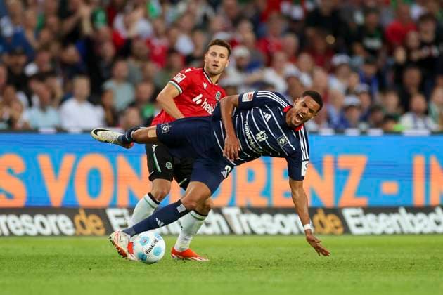 Enzo Leopold (Hannover 96) und Robert Glatzel (Hamburger SV) kaempfen um den Ball, 2. Bundesliga, Hannover 96 vs Hamburger SV, Heinz von Heiden Arena am 23. August 2024 in Hannover, Deutschland. (Foto von Marco Steinbrenner DeFodi Images) Enzo Leopold (Hannover 96) und Robert Glatzel (Hamburger SV) battle for the ball, 2. Bundesliga, Hannover 96 vs Hamburger SV, Heinz von Heiden Arena, August 23, 2024 in Hanover, Germany. (Photo by Marco Steinbrenner DeFodi Images) DFB DFL REGULATIONS PROHIBIT ANY USE OF PHOTOGRAPHS AS IMAGE SEQUENCES AND OR QUASI-VIDEO. Defodi-700_han_hsv_20240823_084