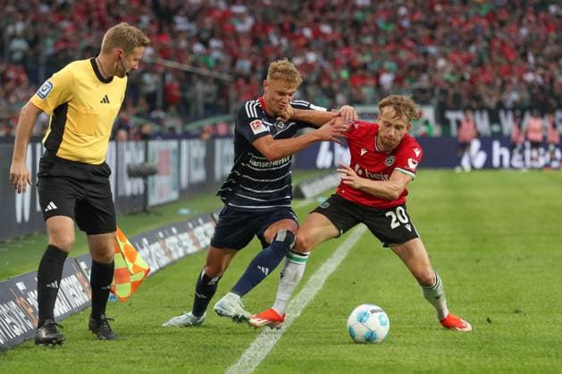 23.08.2024, xtgx, Fussball - 2.Bundesliga, Hannover 96 - Hamburger SV emspor, v.l. Adam Karabec (HSV, 17), Jannik Dehm (Hannover, 20) Zweikampf, Duell, Kampf, tackle (DFL DFB REGULATIONS PROHIBIT ANY USE OF PHOTOGRAPHS as IMAGE SEQUENCES and or QUASI-VIDEO) Hannover