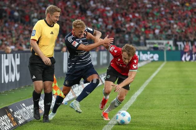 23.08.2024, xtgx, Fussball - 2.Bundesliga, Hannover 96 - Hamburger SV emspor, v.l. Adam Karabec (HSV, 17), Jannik Dehm (Hannover, 20) Zweikampf, Duell, Kampf, tackle (DFL DFB REGULATIONS PROHIBIT ANY USE OF PHOTOGRAPHS as IMAGE SEQUENCES and or QUASI-VIDEO) Hannover