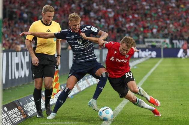 23.08.2024, xtgx, Fussball - 2.Bundesliga, Hannover 96 - Hamburger SV emspor, v.l. Adam Karabec (HSV, 17), Jannik Dehm (Hannover, 20) Zweikampf, Duell, Kampf, tackle (DFL DFB REGULATIONS PROHIBIT ANY USE OF PHOTOGRAPHS as IMAGE SEQUENCES and or QUASI-VIDEO) Hannover