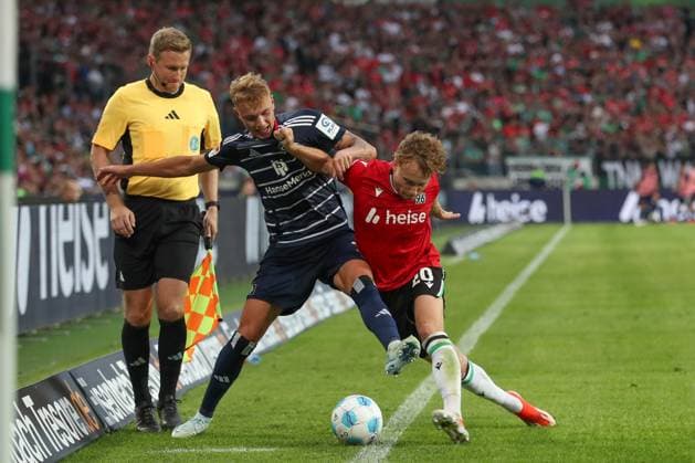 23.08.2024, xtgx, Fussball - 2.Bundesliga, Hannover 96 - Hamburger SV emspor, v.l. Adam Karabec (HSV, 17), Jannik Dehm (Hannover, 20) Zweikampf, Duell, Kampf, tackle (DFL DFB REGULATIONS PROHIBIT ANY USE OF PHOTOGRAPHS as IMAGE SEQUENCES and or QUASI-VIDEO) Hannover