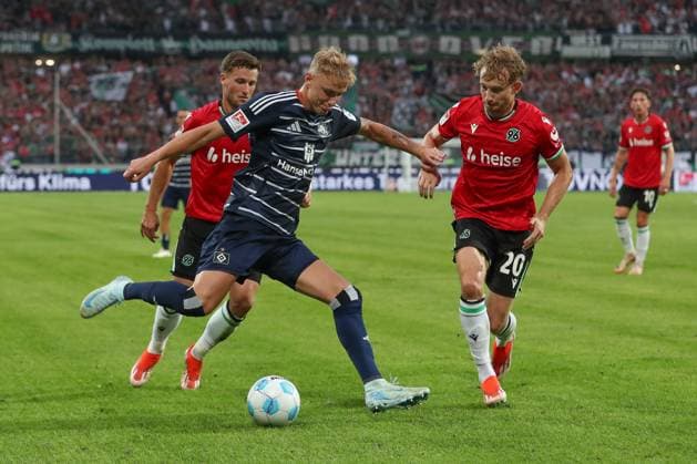 23.08.2024, xtgx, Fussball - 2.Bundesliga, Hannover 96 - Hamburger SV emspor, v.l. Adam Karabec (HSV, 17), Jannik Dehm (Hannover, 20) Zweikampf, Duell, Kampf, tackle (DFL DFB REGULATIONS PROHIBIT ANY USE OF PHOTOGRAPHS as IMAGE SEQUENCES and or QUASI-VIDEO) Hannover