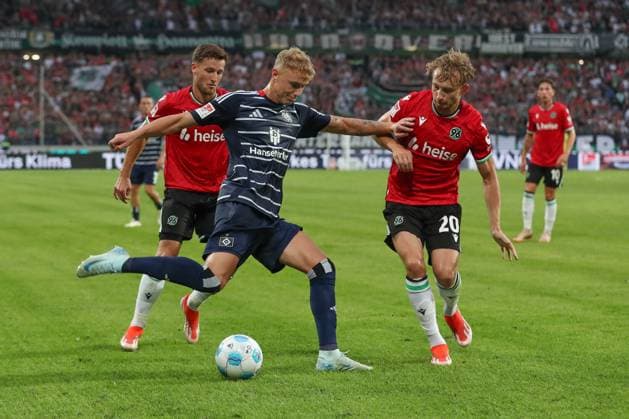23.08.2024, xtgx, Fussball - 2.Bundesliga, Hannover 96 - Hamburger SV emspor, v.l. Adam Karabec (HSV, 17), Jannik Dehm (Hannover, 20) Zweikampf, Duell, Kampf, tackle (DFL DFB REGULATIONS PROHIBIT ANY USE OF PHOTOGRAPHS as IMAGE SEQUENCES and or QUASI-VIDEO) Hannover