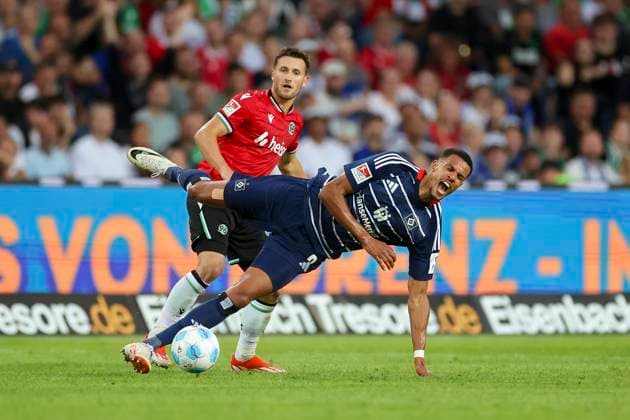 Enzo Leopold (Hannover 96) und Robert Glatzel (Hamburger SV) kaempfen um den Ball, 2. Bundesliga, Hannover 96 vs Hamburger SV, Heinz von Heiden Arena am 23. August 2024 in Hannover, Deutschland. (Foto von Marco Steinbrenner DeFodi Images) Enzo Leopold (Hannover 96) und Robert Glatzel (Hamburger SV) battle for the ball, 2. Bundesliga, Hannover 96 vs Hamburger SV, Heinz von Heiden Arena, August 23, 2024 in Hanover, Germany. (Photo by Marco Steinbrenner DeFodi Images) DFB DFL REGULATIONS PROHIBIT ANY USE OF PHOTOGRAPHS AS IMAGE SEQUENCES AND OR QUASI-VIDEO. Defodi-700_han_hsv_20240823_085
