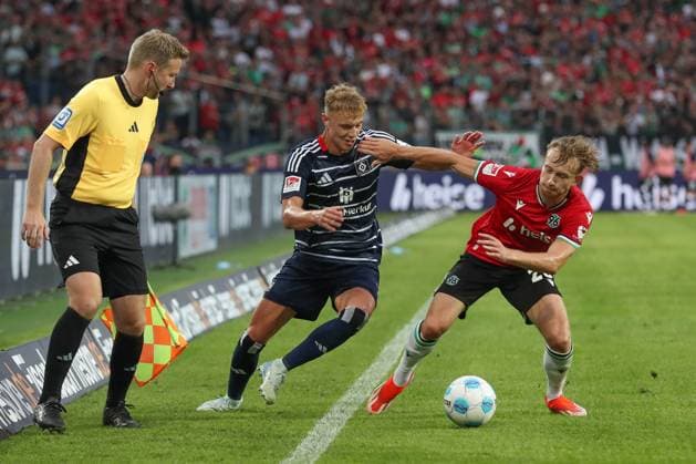 23.08.2024, xtgx, Fussball - 2.Bundesliga, Hannover 96 - Hamburger SV emspor, v.l. Adam Karabec (HSV, 17), Jannik Dehm (Hannover, 20) Zweikampf, Duell, Kampf, tackle (DFL DFB REGULATIONS PROHIBIT ANY USE OF PHOTOGRAPHS as IMAGE SEQUENCES and or QUASI-VIDEO) Hannover